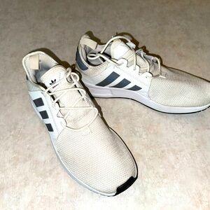 White Adidas tennis shoes/sneakers. Size Men’s U.S. size 7.5